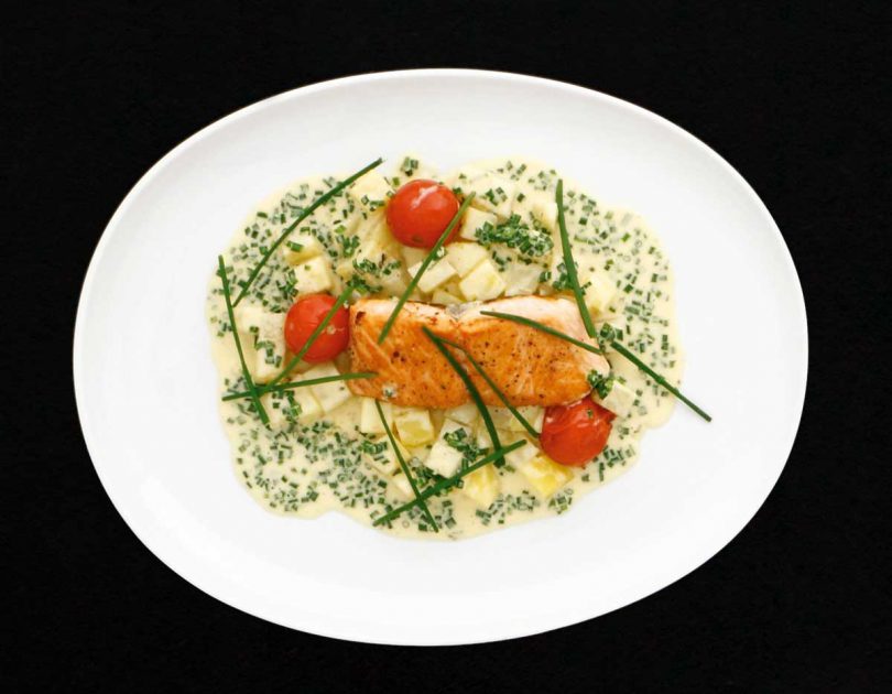 Gebratenes Lachsfilet auf Kohlrabigemüse und Schnittlauch-Beurre-Blanc