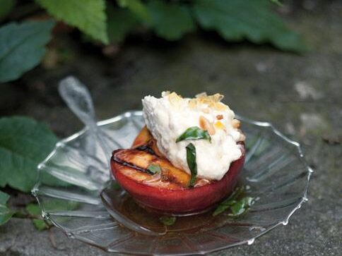 Gefüllte Pfirsiche mit Minzricotta und Pistazienkrokant