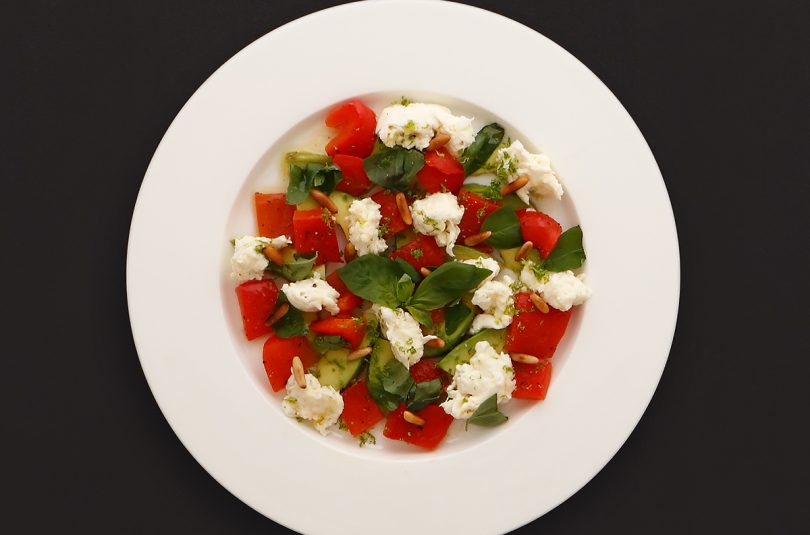 Gegrillte Paprika mit Mozzarella und Avocado in einer Limetten vinaigrette