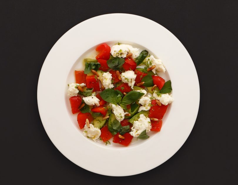 Gegrillte Paprika mit Mozzarella und Avocado in einer Limetten vinaigrette