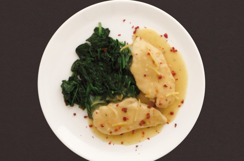 Hühnchenbrustfilet mit Rosa Pfeffer, Spinat und Zitronen-Sauce