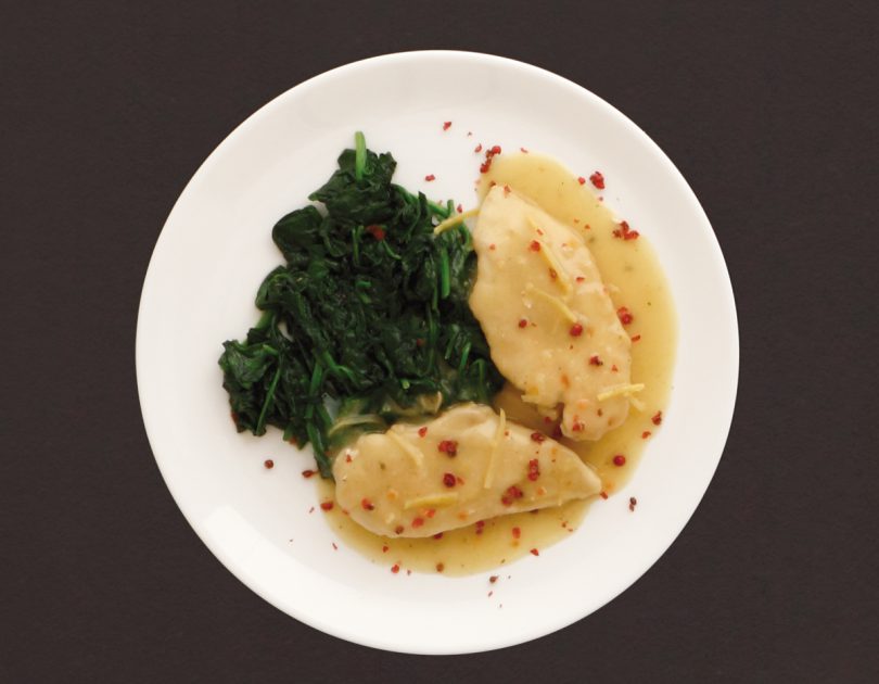 Huhnchenbrustfilet mit Rosa Pfeffer Hühnchenbrustfilet mit Rosa Pfeffer, Spinat und Zitronen-Sauce