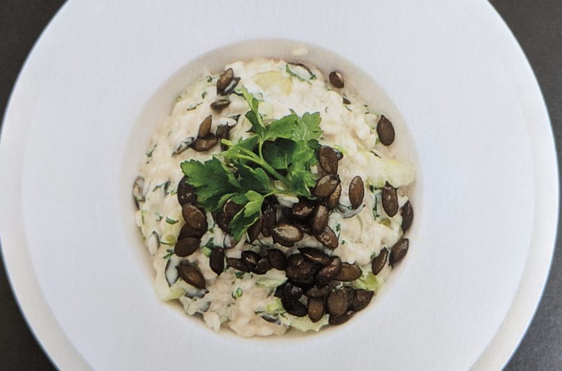 Risotto mit Ziegenfrischkäse Sellerie und Kürbiskernen