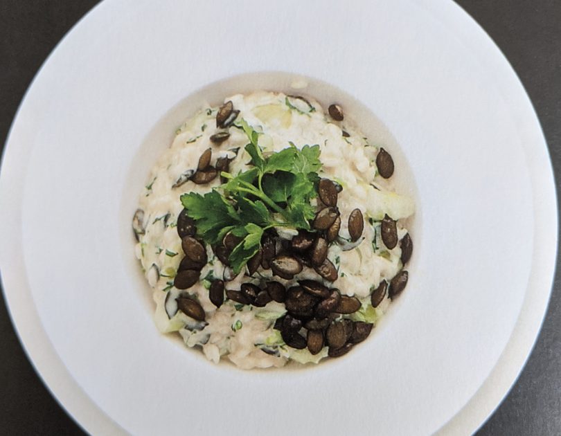 Risotto mit Ziegenfrischkäse Sellerie und Kürbiskernen