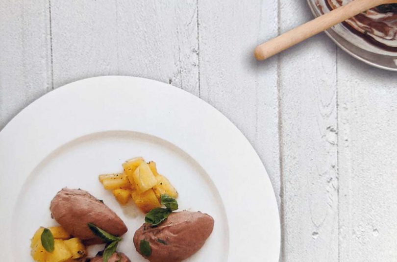 Joghurt-Schokomousse mit gepfefferter Ananas und Basilikum