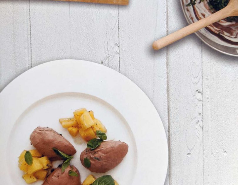 Joghurt-Schokomousse mit gepfefferter Ananas und Basilikum