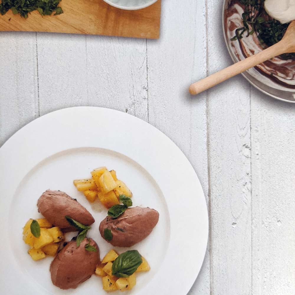 Joghurt-Schokomousse Joghurt-Schokomousse mit gepfefferter Ananas und Basilikum