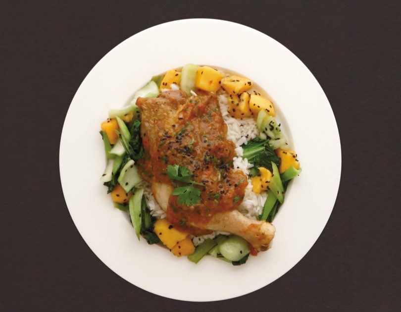 Mango-Huhnchen mit Pak Choi Mango-Hühnchen mit Pak Choi, schwarzen Sesam und Jasminreis