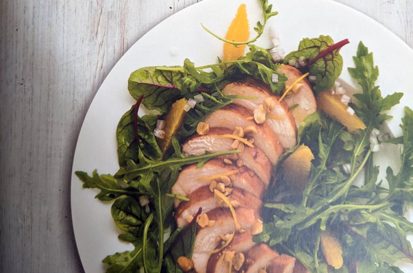 Mangoldsalat mit zitrusmarinierter Hühnchenbrust und einer Erdnuss-Vinaigrette