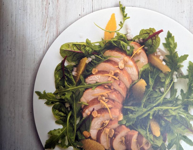 Mangoldsalat Mangoldsalat mit zitrusmarinierter Hühnchenbrust und einer Erdnuss-Vinaigrette