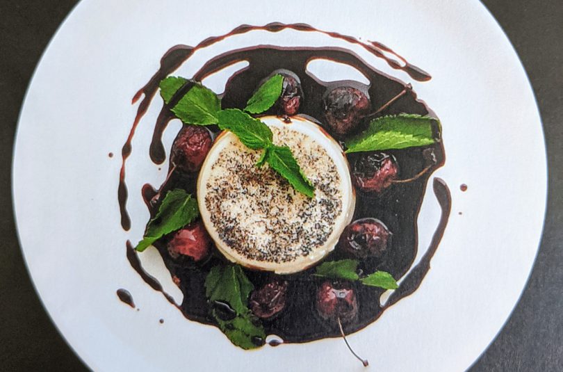 Panna Cotta mit schwarzem Pfeffer und Balsamicokirschen