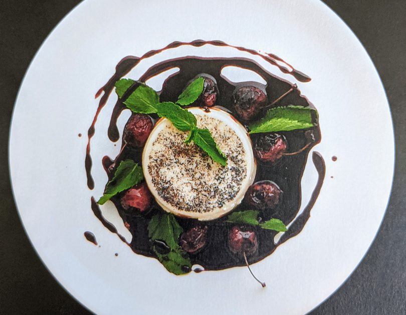 Panna Cotta mit schwarzem Pfeffer und Balsamicokirschen