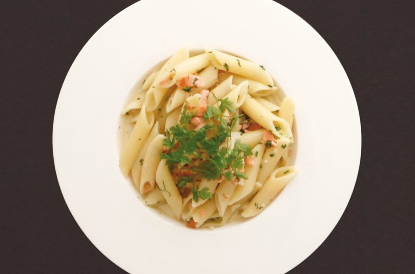 Penne Rigate in Räucherlachs-Kerbel-Sauce mit Pernod