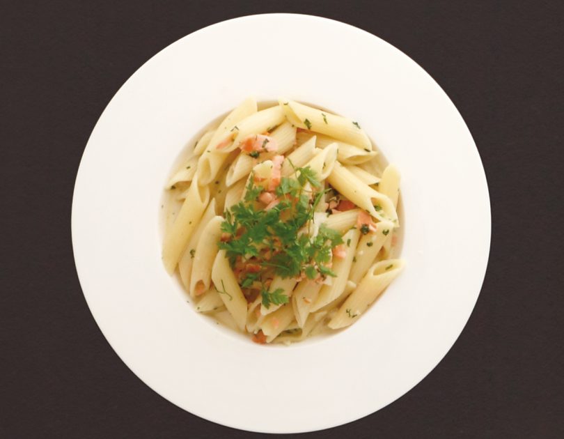 Penne Rigate in Räucherlachs-Kerbel-Sauce mit Pernod