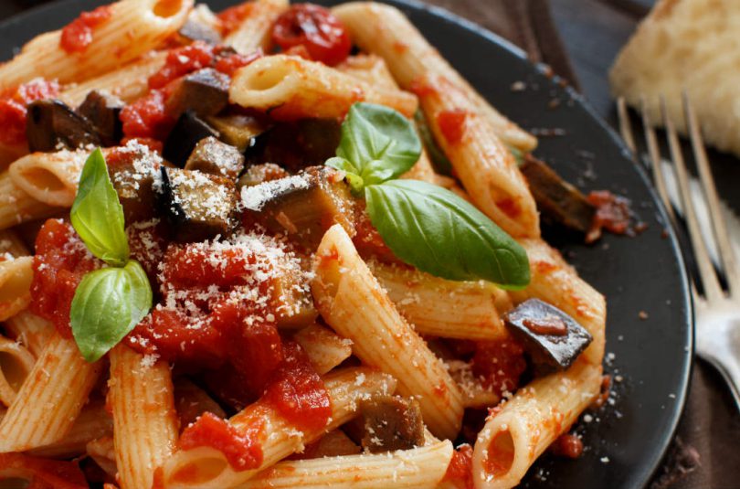 Penne alla Siracusana mit Auberginen und Pecorinokäse