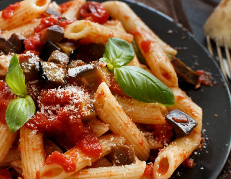 Penne alla Siracusana mit Auberginen und Pecorinokäse