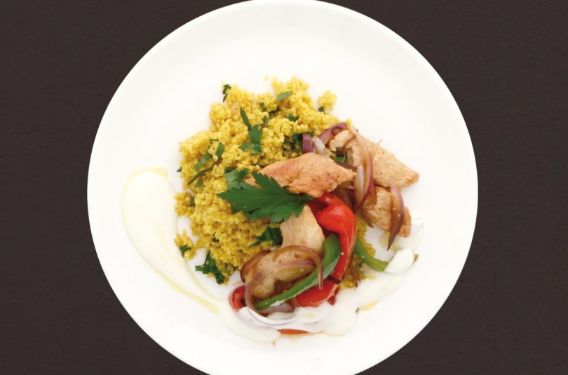 Putenbrustfilet mit Paprika, Curry-Orangen-Bulgur und Joghurtsauce