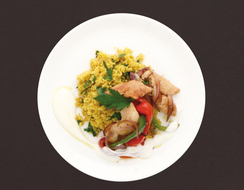 Putenbrustfilet mit Paprika Putenbrustfilet mit Paprika, Curry-Orangen-Bulgur und Joghurtsauce