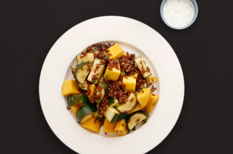 Roter Camargue-Reis mit Mango Zucchini und Joghurt
