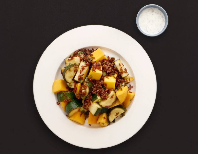 Roter Camargue-Reis mit Mango Zucchini und Joghurt