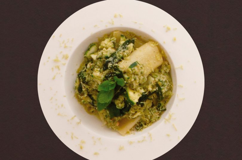 Salbeibutter geschwenkte Rigatoni mit Zucchini-Shrimps-Pesto