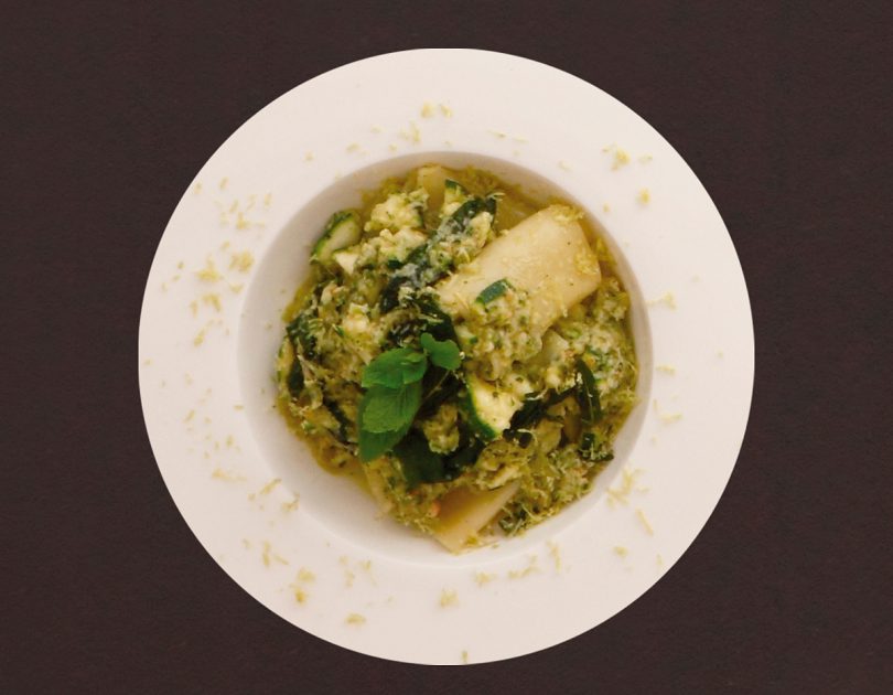 Salbeibutter geschwenkte Rigatoni mit Zucchini-Shrimps-Pesto