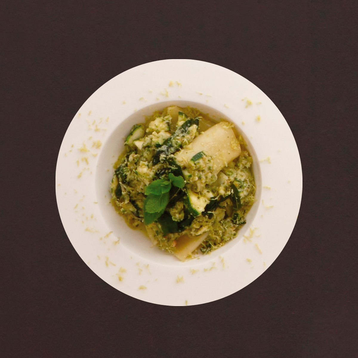 Salbeibutter geschwenkte Rigatoni Salbeibutter geschwenkte Rigatoni mit Zucchini-Shrimps-Pesto