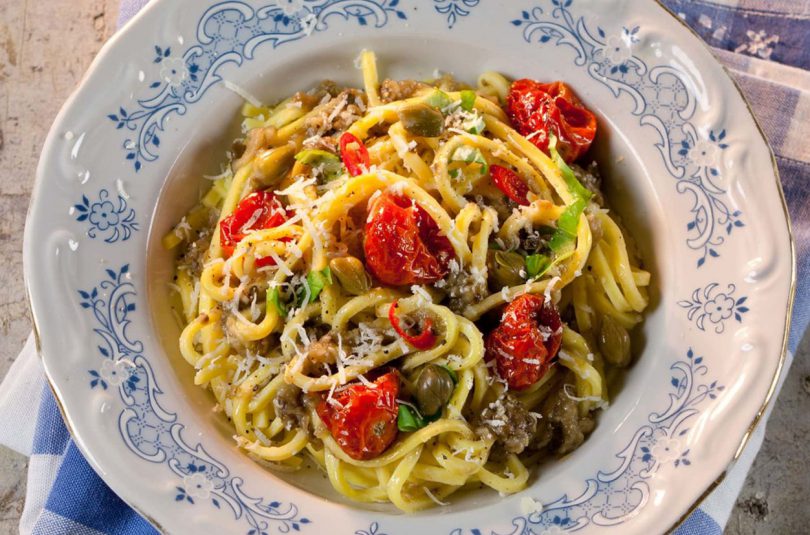 Sommerfrische Kräuter-Spaghetti mit Basilikum, Minze und Tomaten