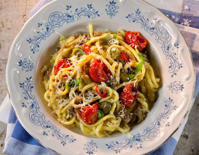 Sommerfrische Kräuter-Spaghetti mit Basilikum, Minze und Tomaten