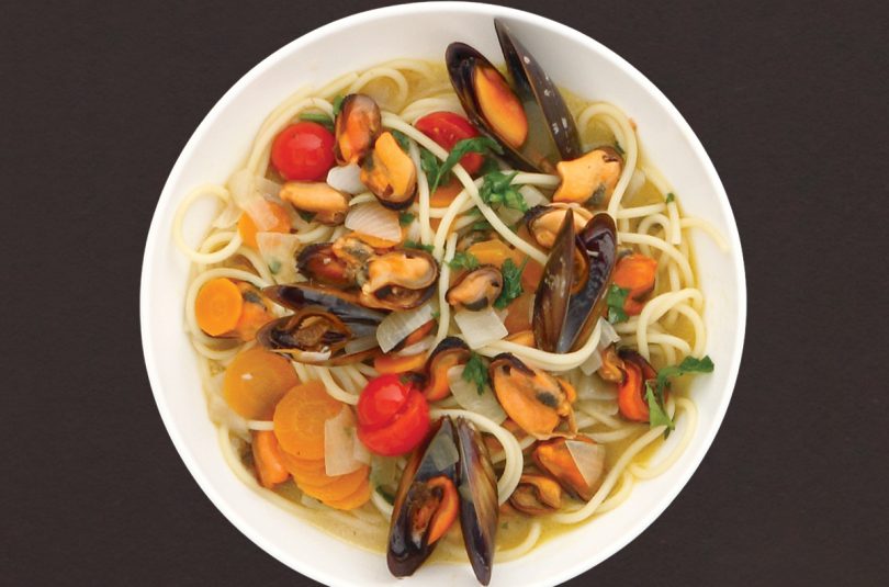Spaghetti mit Miesmuscheln in Gemüse-Weißwein-Fond