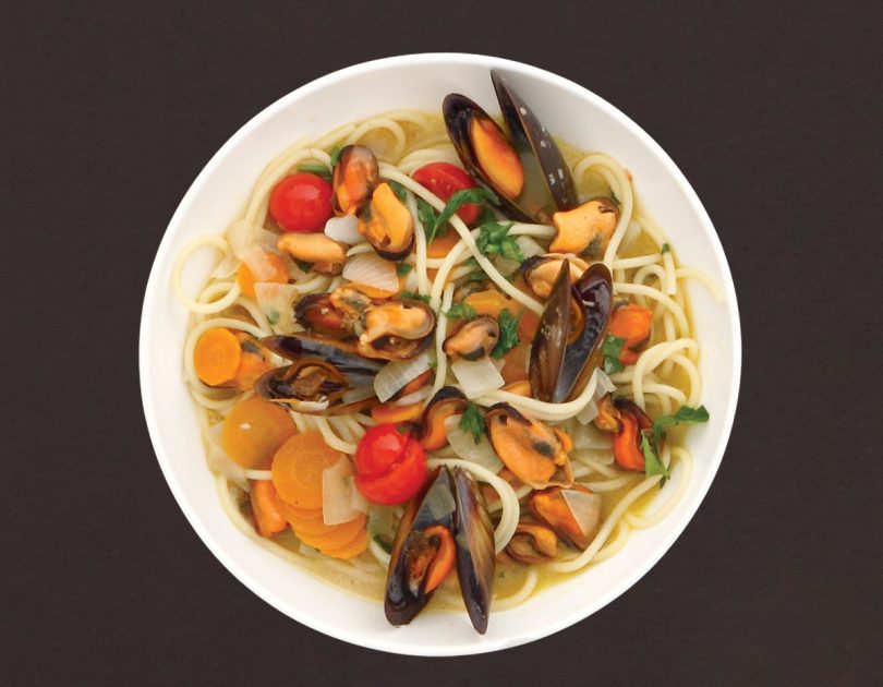 Spaghetti mit Miesmuscheln in Gemüse-Weißwein-Fond