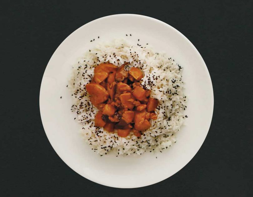 Teriyaki-Huhnchen-mit-Shiitakepilzen Teriyaki-Hühnchen mit Shiitakepilzen, Ananas und Schwarzen Sesam