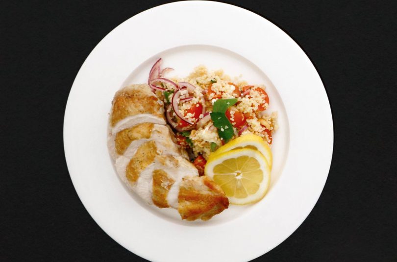 Tomaten-Bulgur-Salat mit Fetakäse und knuspriger Hühnchenbrust
