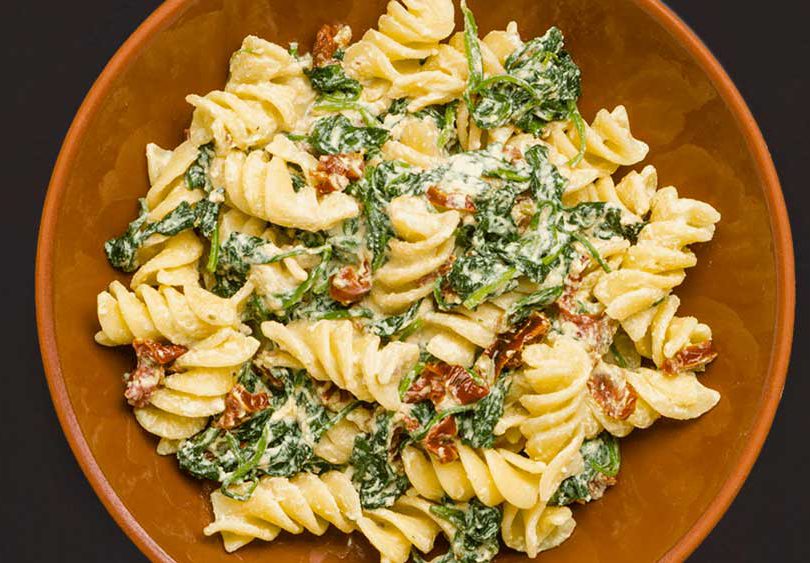 Fusilli mit Ricotta und frischem Babyspinat