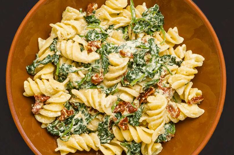 Fusilli mit Ricotta und frischem Babyspinat