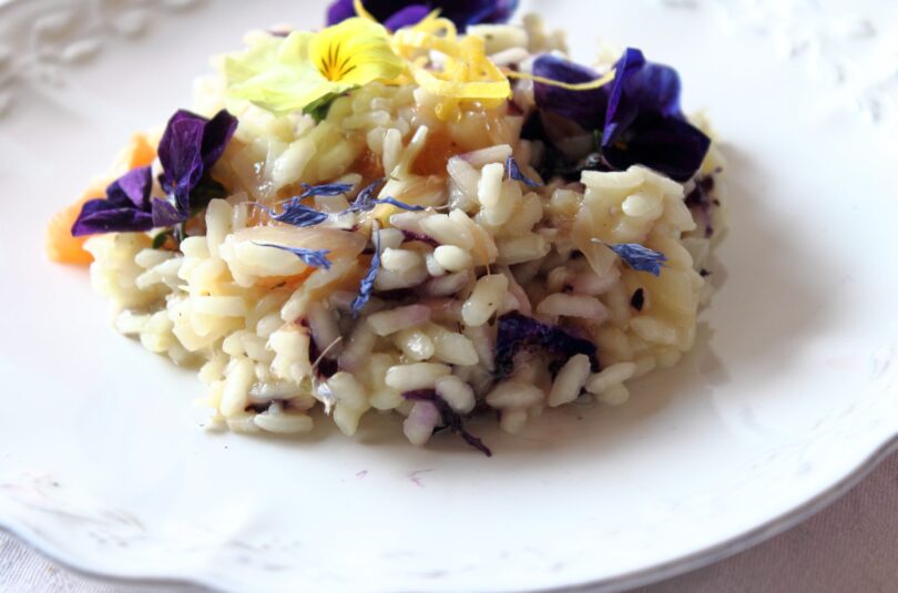 Weißwein-Risotto mit getrockneten Tomaten und Blüten