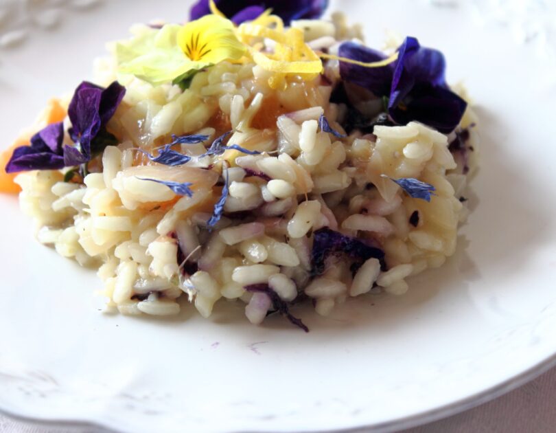 Weißwein-Risotto mit getrockneten Tomaten und Blüten