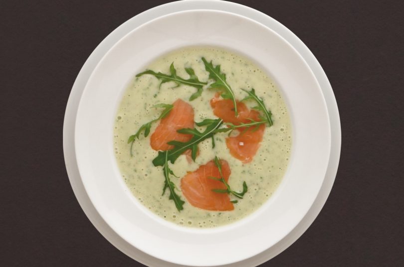 Würzige Kartoffel-Rucola-Crème mit Räucherlachs