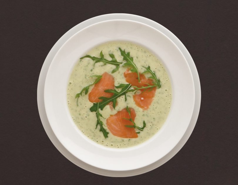 Würzige Kartoffel-Rucola-Crème mit Räucherlachs