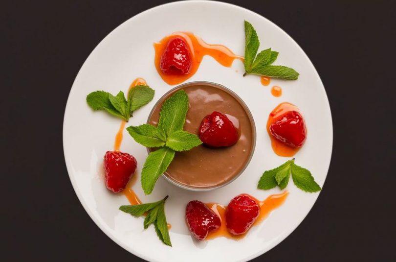Mousse au Chocolat aus Seidentofu mit glasierten Himbeeren und Minze