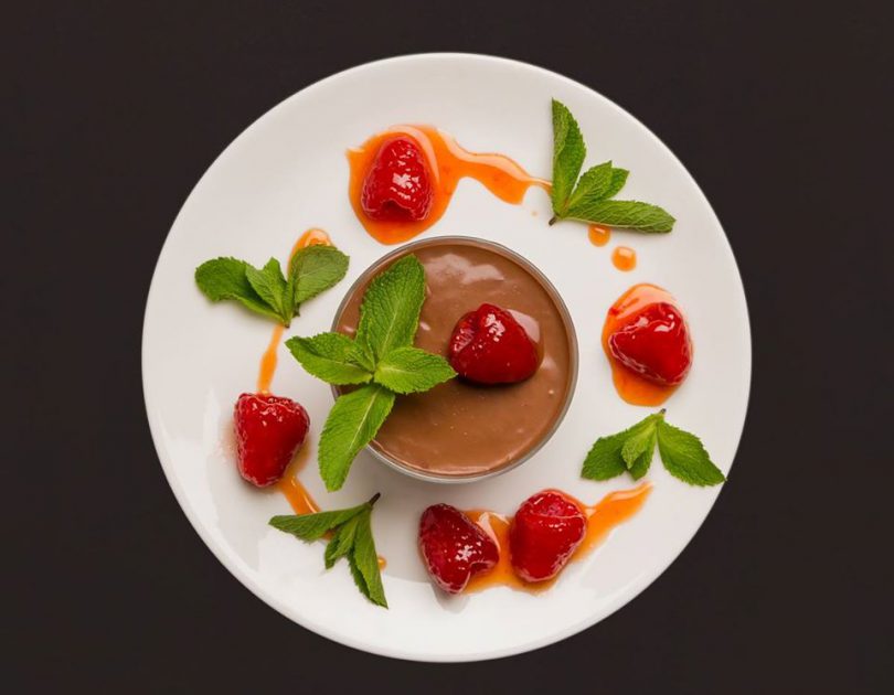 Mousse au Chocolat aus Seidentofu mit glasierten Himbeeren und Minze