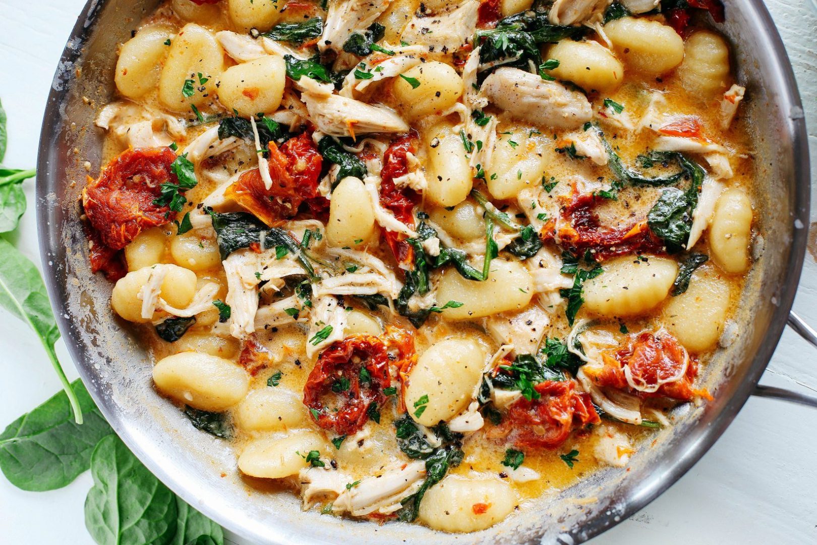 Gnocchi mit Zweierlei Tomate, Walnüssen und Salbeibutter