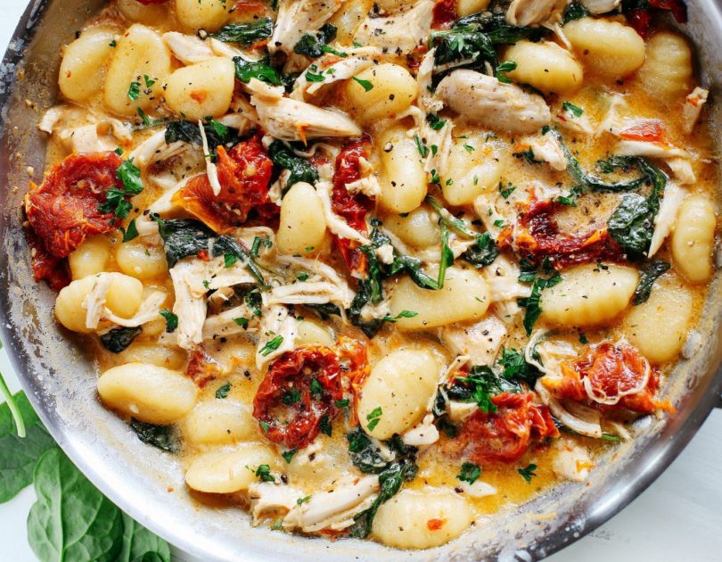 Gnocchi mit Zweierlei Tomate, Walnüssen und Salbeibutter