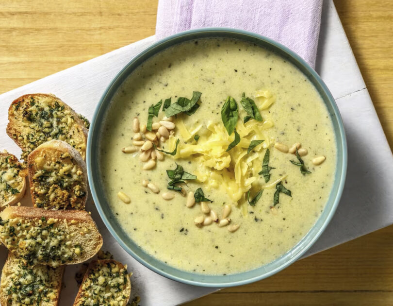 Brokkoli-Kartoffel-Suppe mit Pinienkernen
