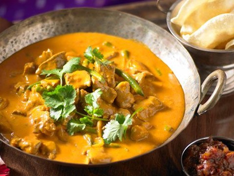 Indisches Lamm-Korma mit Chili-Cashews und Basmatireis