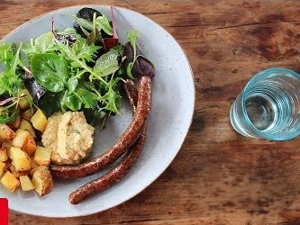 Gebratene Merguez mit Estragon-Hummus